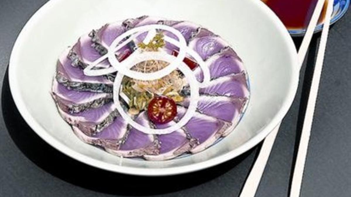 Una receta japonesa en la que el bonito se sirve crudo.