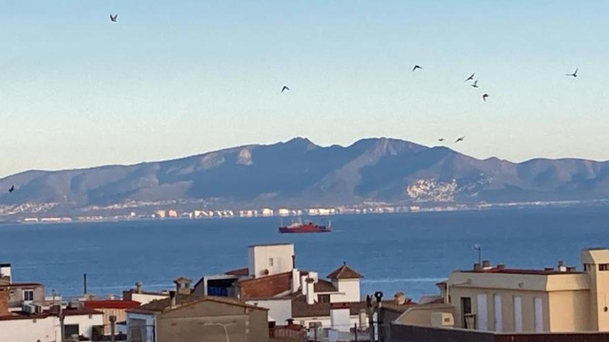 En aquesta imatge del 8 de gener a l’Escala apareix el vaixell.