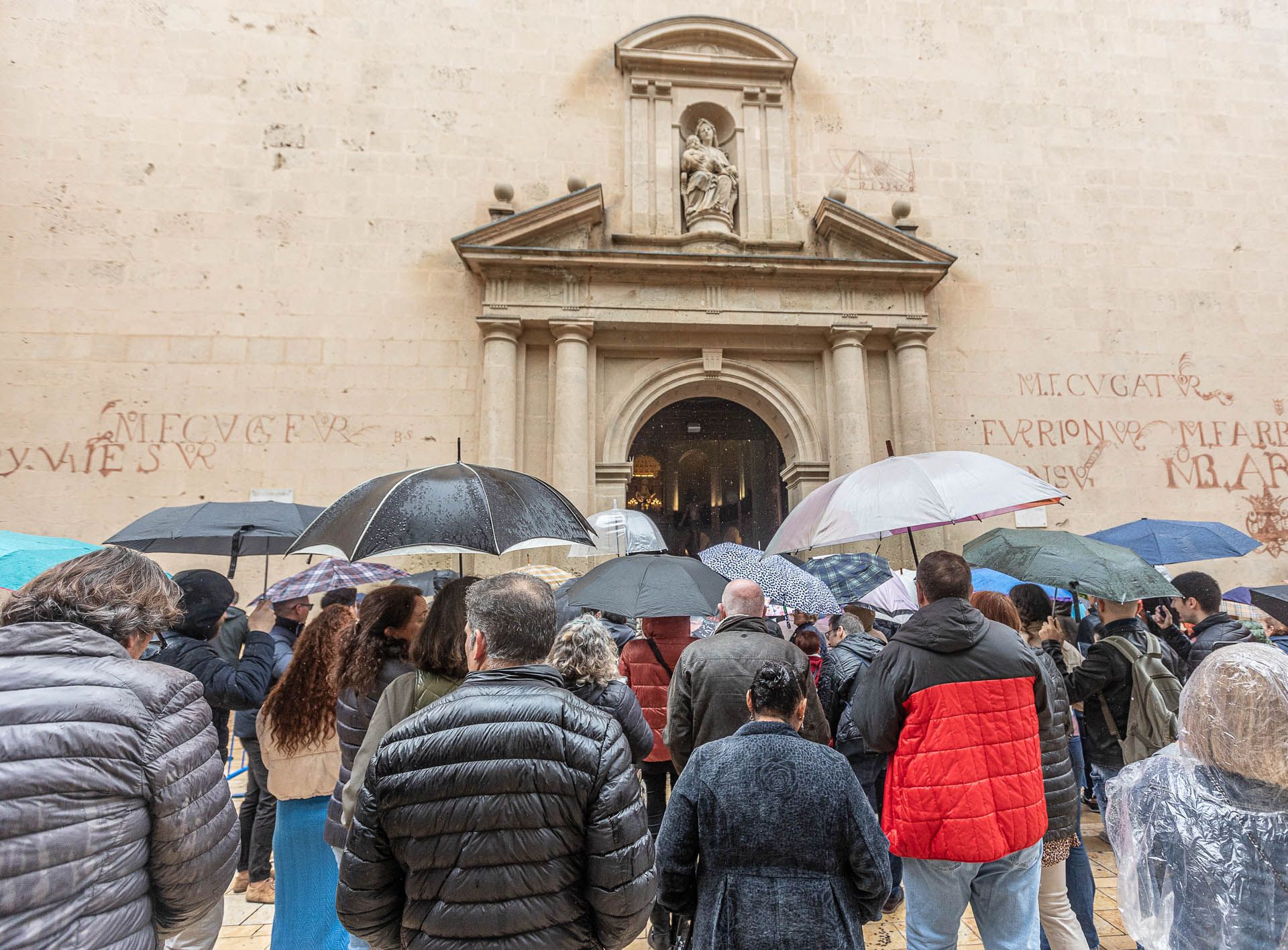 La lluvia impide el encuentro entre la Virgen de la Alegría y el Cristo Resucitado