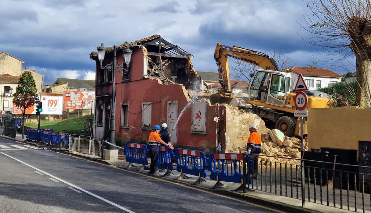Operarios trabajando en el derribo en la tarde de ayer.  | LNE