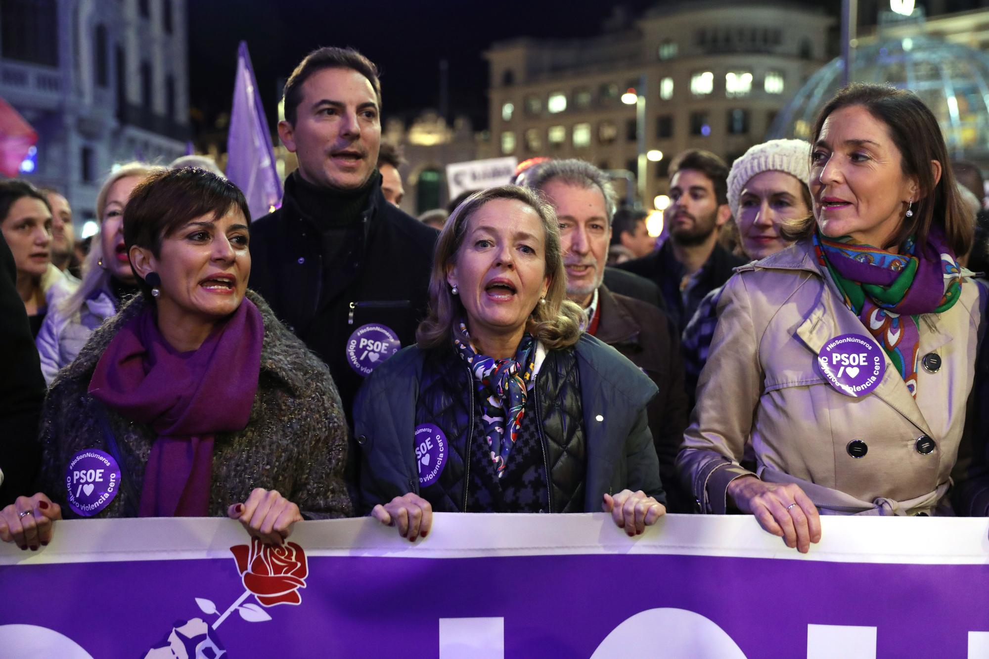 La ministra de Política Territorial y portavoz del Gobierno, Isabel Rodríguez; el portavoz del PSOE en la Asamblea de Madrid, Juan Lobato; la vicepresidenta primera y ministra de Asuntos Económicos y Transformación Digital, Nadia Calviño, y  la ministra de Industria, Turismo y Comercio, Reyes Maroto, durante una manifestación contra las violencias machistas, 25 de noviembre de 2022, en Madrid (España).