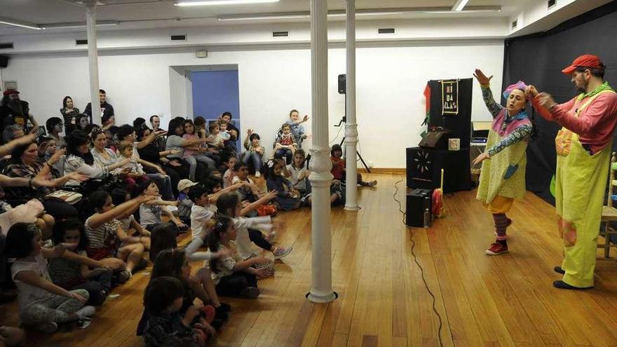 Los niños imitan la coreografía de los actores de Migallas Teatro. // Bernabé/Javier Lalín