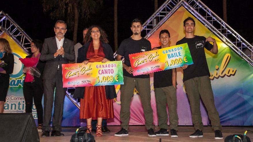 Paula Betancor y los componentes del grupo de baile MBF con sus trofeos de ganadores del concurso.