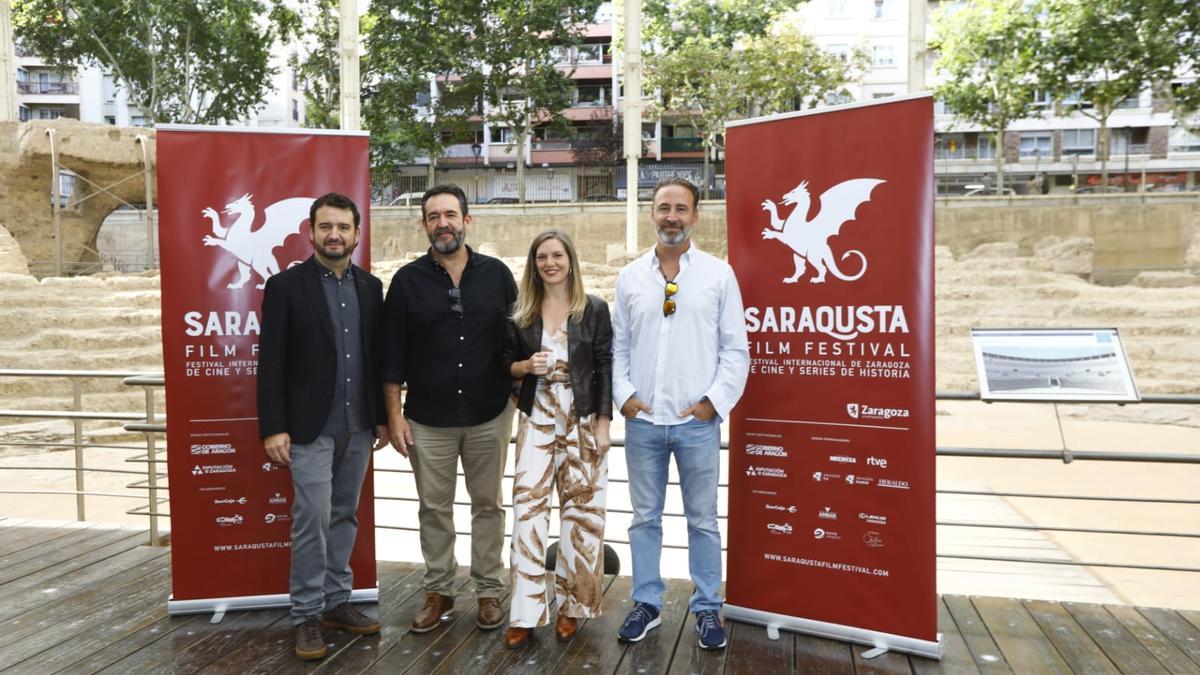 El director de &#039;La mancha negra&#039;, Enrique García (segundo por la izquierda) ha presentado este miércoles su película en Zaragoza.
