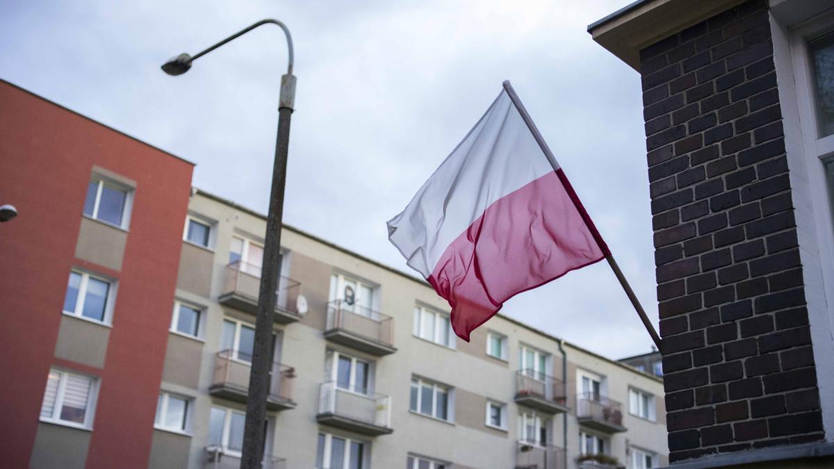 Bandera de Polonia en un edificio de Poznan.