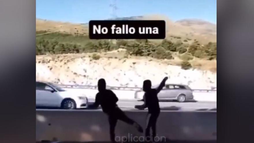 La inconsciencia en imágenes: lanzan piedras contra los coches en la autopista y lo celebran "no fallo ni una"