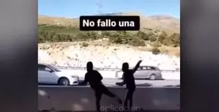 La inconsciencia en imágenes: lanzan piedras contra los coches en la autopista y lo celebran "no fallo ni una"