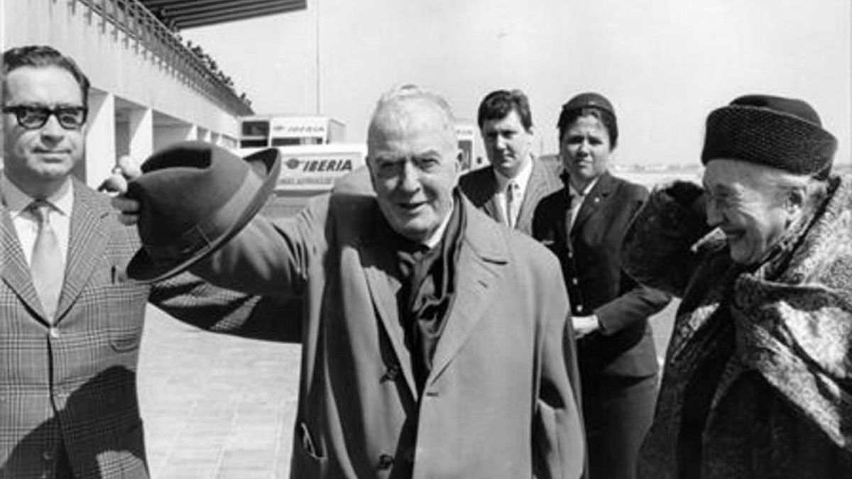 Josep Carner, en el aeropuerto de El Prat, en abril de 1970.