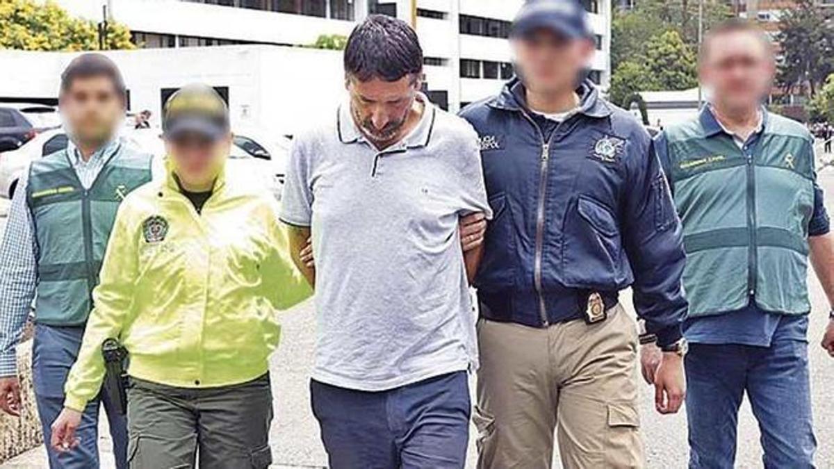 Agentes de la Guardia Civil y policías colombianos detienen a Carlos García Roldán en Colombia en febrero de 2019.