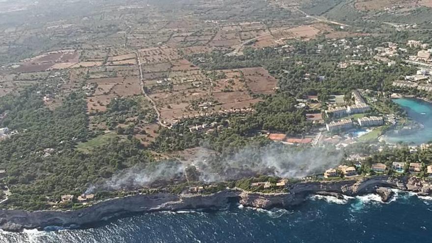 Vista aérea del incendio forestal que alcanzó ayer el nivel 2 en Porto Petro.
