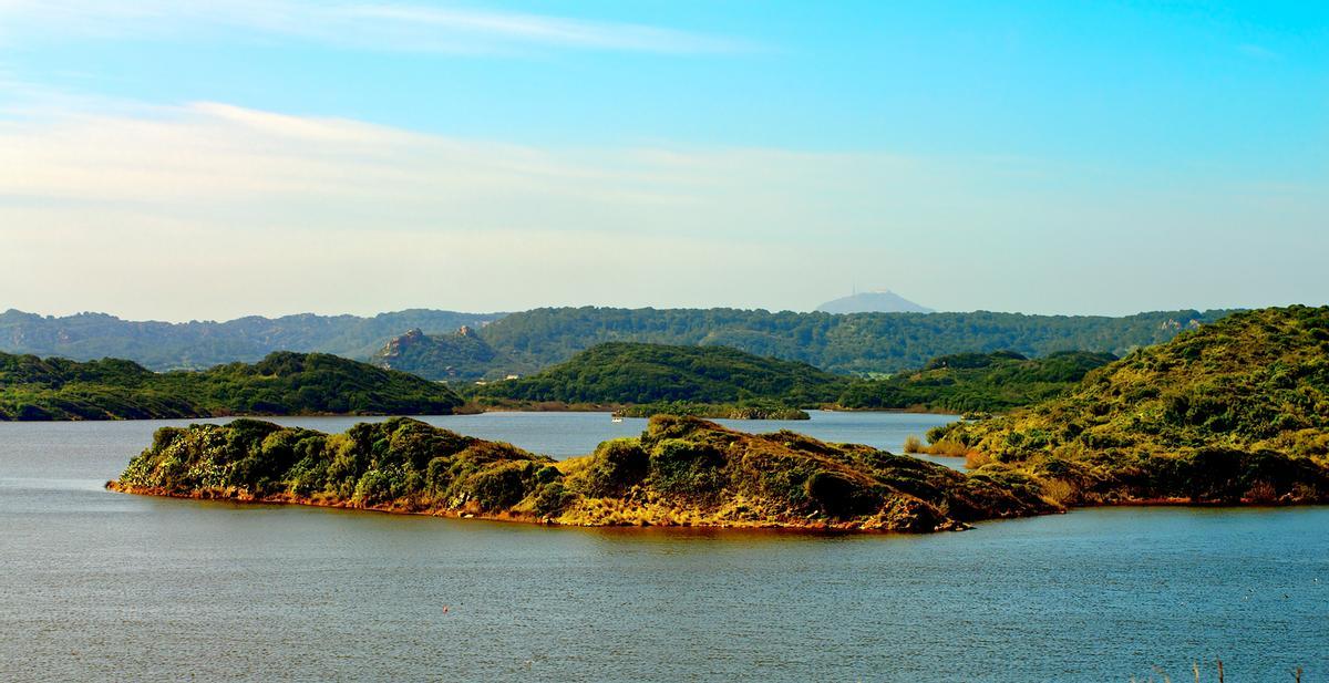 Los parques naturales para los amantes del turismo tes tambien uno de los imprescindibles de Menorca. A todo ello hay que sumar el enorme patrimonio, al haber sido escenario de múltiples culturas