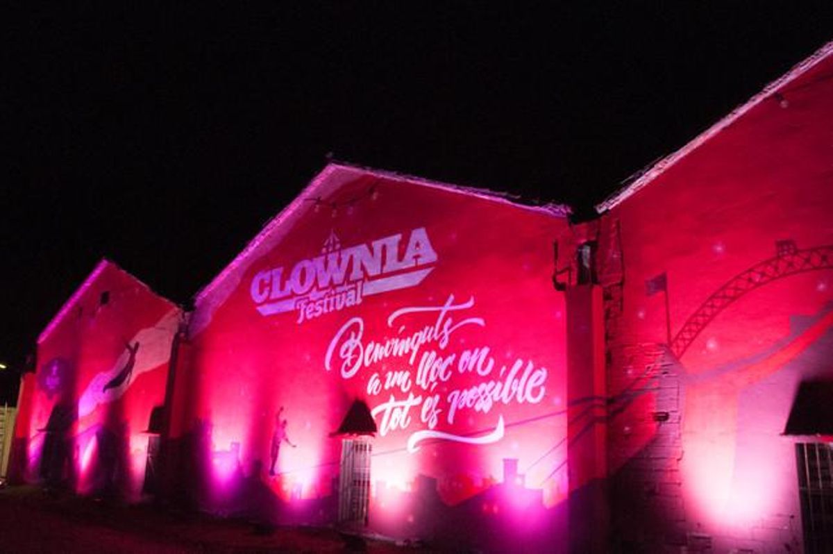L’original il·luminació d’una de les parts del festival Clownia