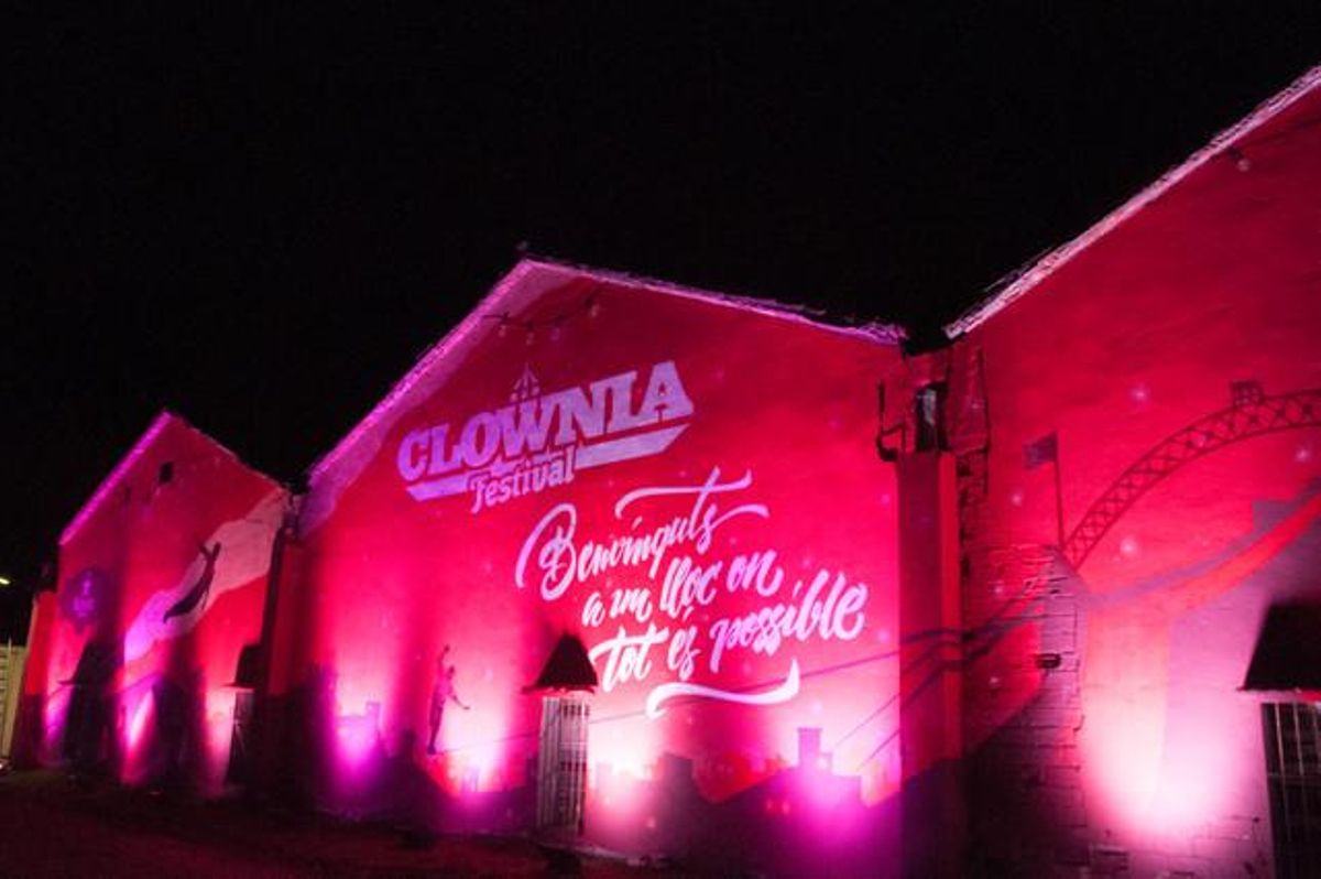 La original iluminación de una de las partes del festival Clownia