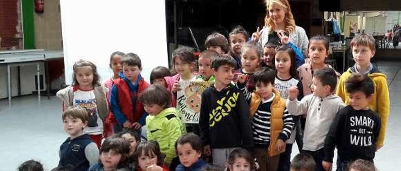 Alumnos de las escuelas rurales de Gozón, durante una actividad de lectura de cuentos de LA NUEVA ESPAÑA de Avilés.