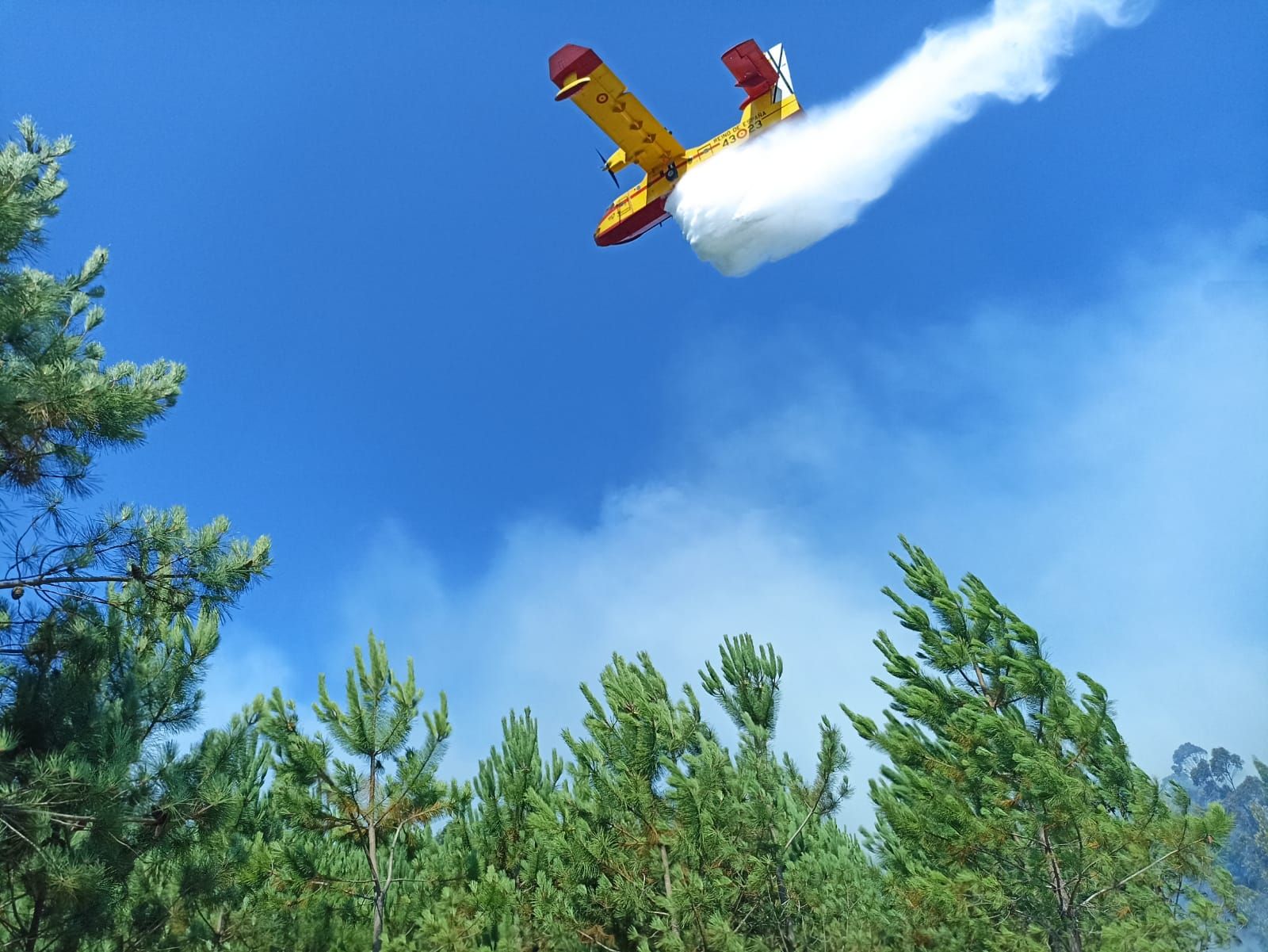 Jornada de humo y cenizas en Arousa con hasta cuatro focos activos