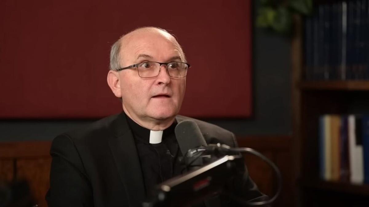 El padre Vincent Lampert relatando su exorcismo más escalofriante