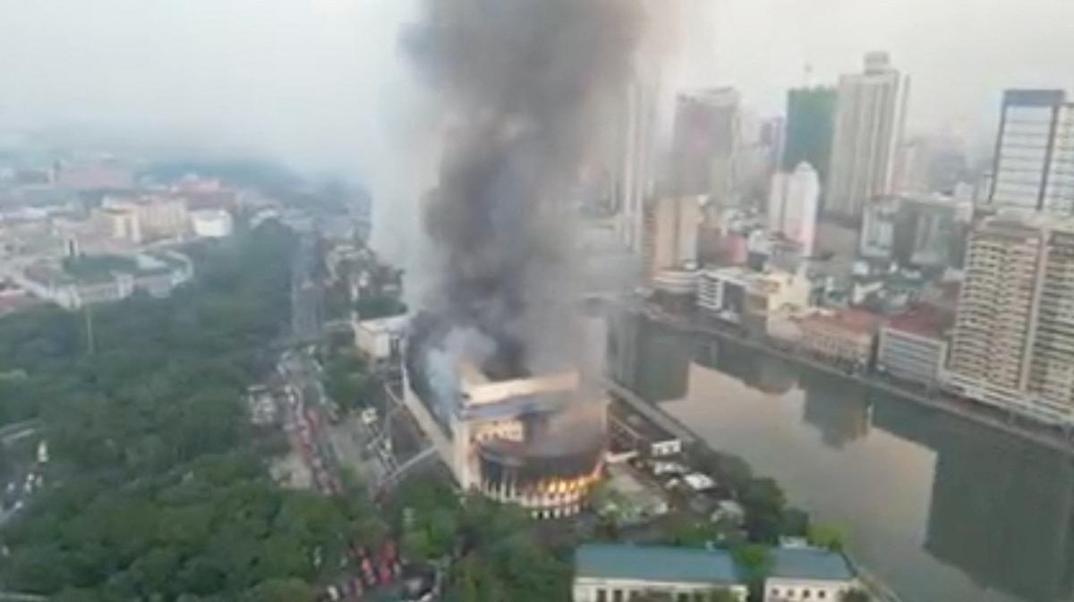 Espectacular incencio en la histórica oficina de Correos de Manila