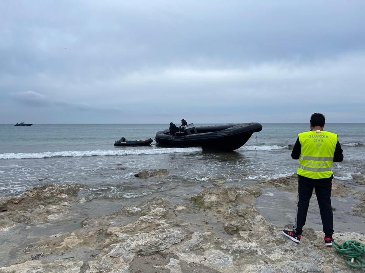 Catorce detenidos en Ibiza con 2.240 kilos de hachís en una planeadora