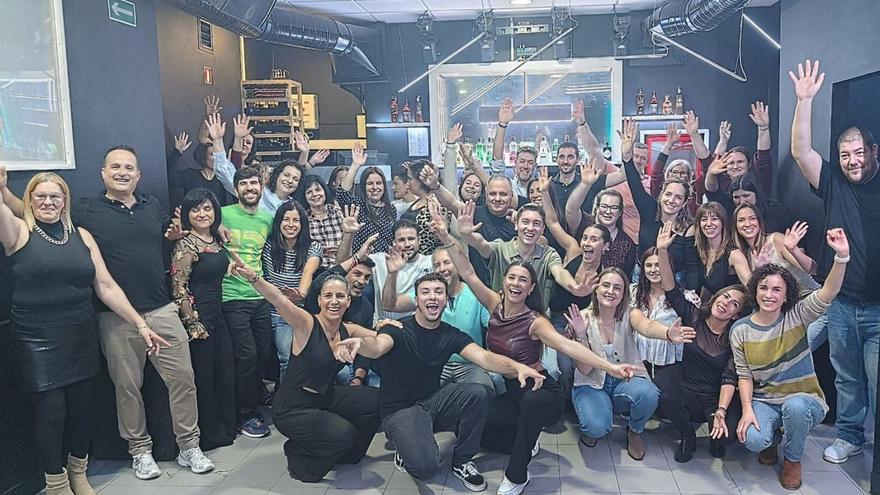 Carla Díaz, en el centro, junto a los profesores de Stradanza, reunieron en el Ozone una gran cantidad de bailarines. |  S. P.