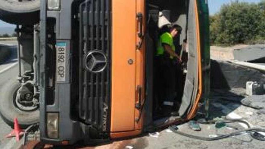 Herido muy grave el conductor de un camión volcado por el peso de su carga en Carballeda de Valdeorras