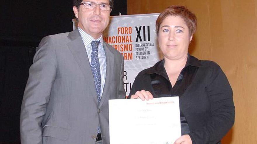 El alcalde de Benidorm, junto a la ganadora del Premio de Turismo Pedro Zaragoza, María Teresa Botella