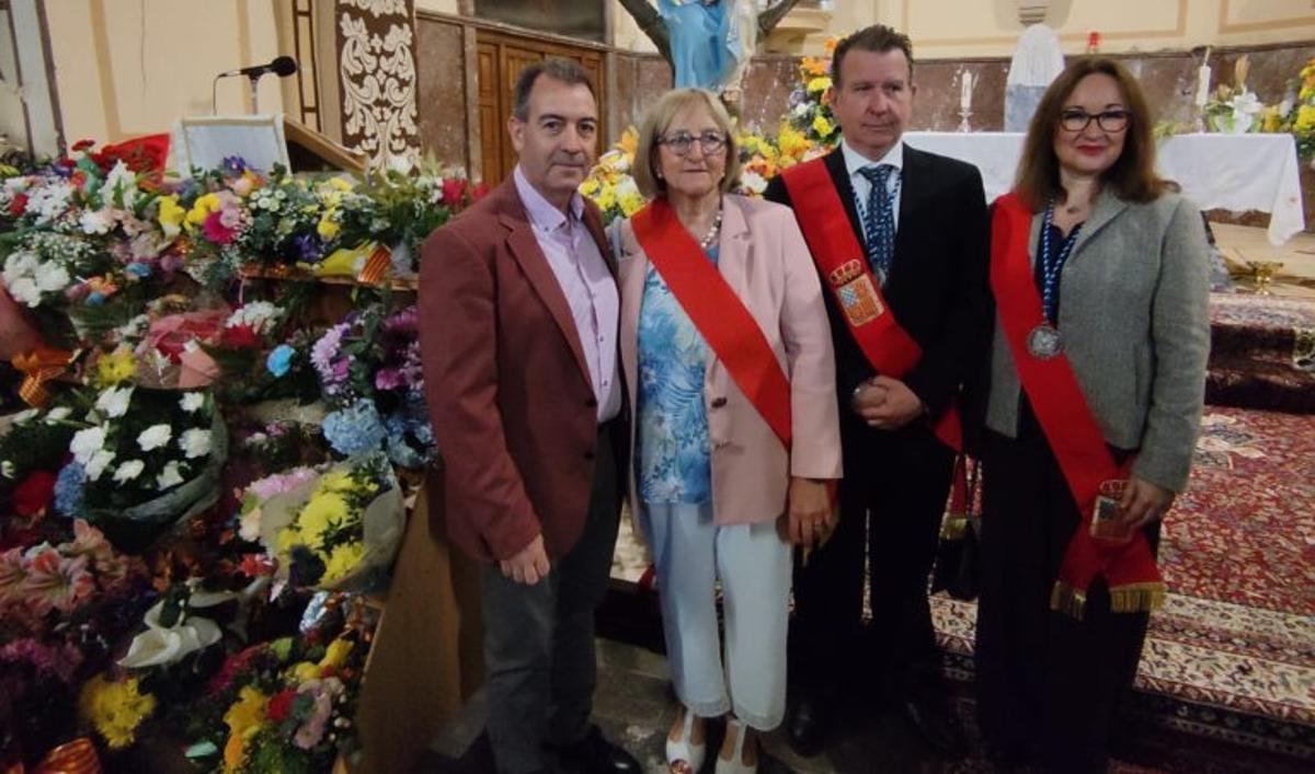 El presidente comarcal junto a las autoridades de Lécera. | SERVICIO ESPECIAL