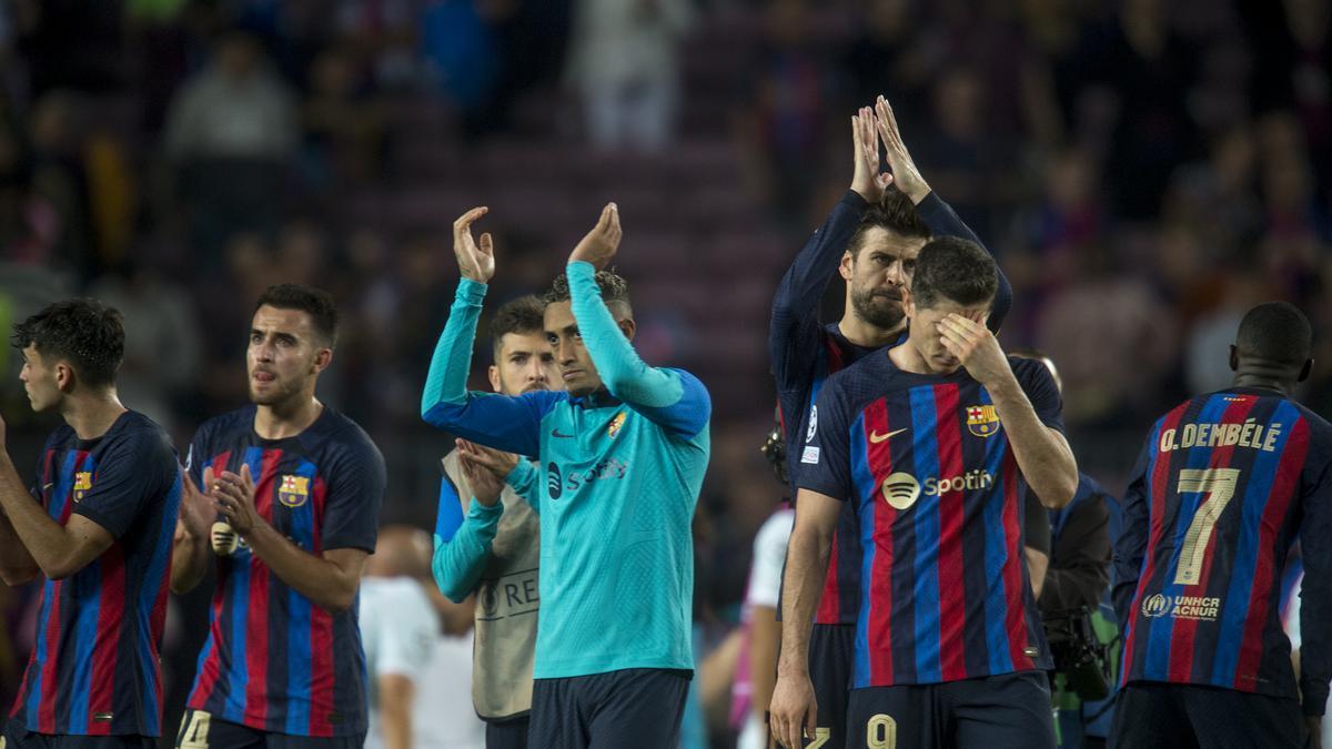 Decepción en las caras de Lewandowski, Piqué, Eric García y Pedri al finalizar el partido contra el Inter de Milán