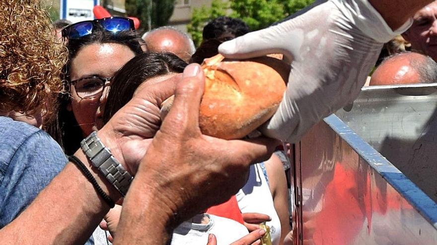 Repartiment del pa a la Festa del Panellet