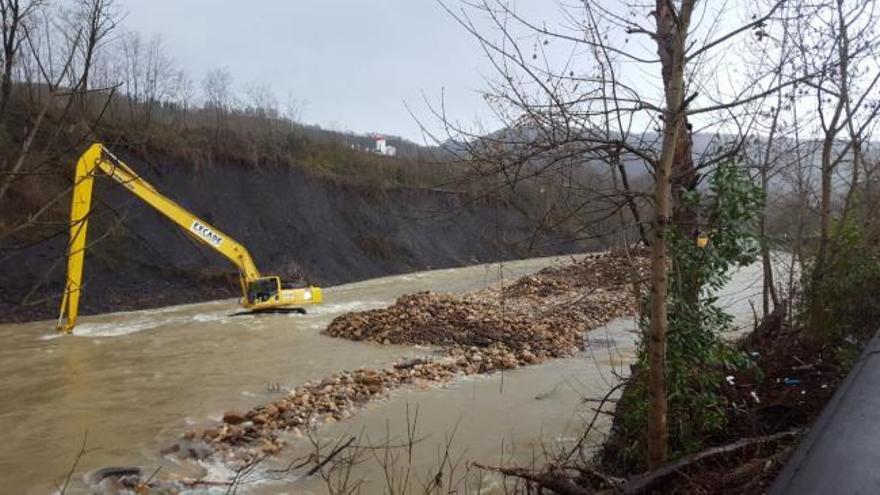 Temporal en Asturias: Arrancan las obras para construir una escollera "de emergencia" que evitará el derrumbe del Corredor del Nalón a la altura de Blimea