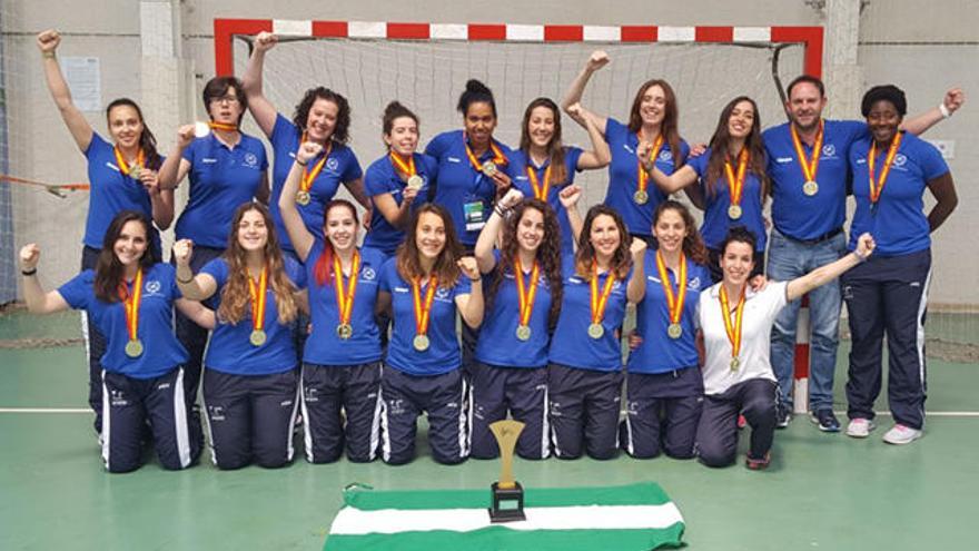 El equipo y cuerpo técnico de la UMA posa con las medallas y con el trofeo nacional conseguido en Almería.