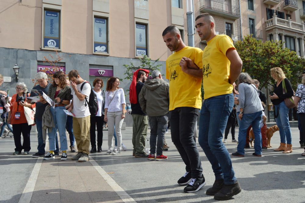 La Mediterrània esclata en un dissabte d''espectacles originals i molta gent al carrer