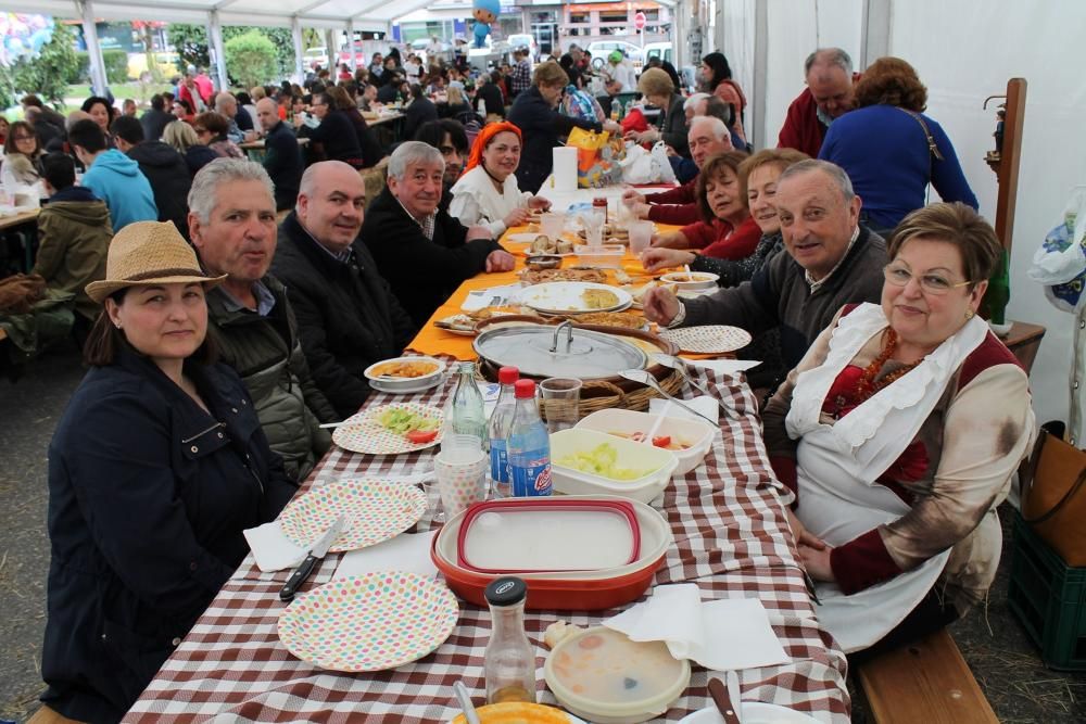 Comida en la calle de Posada de Llanera por San Isidro