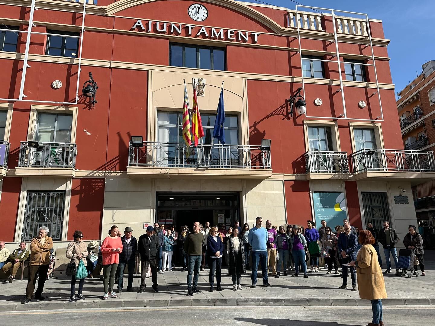 Rafelbunyol. Miembros de la corporación local durante el minuto de silencio.