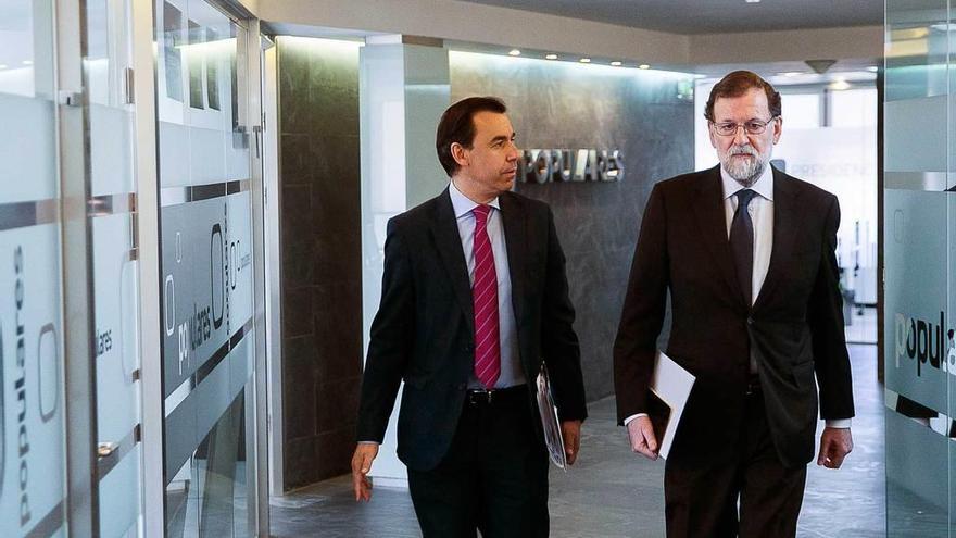 Mariano Rajoy, a la derecha, con Fernando Martínez Maillo, ayer, a su llegada a la reunión de la dirección nacional del PP.
