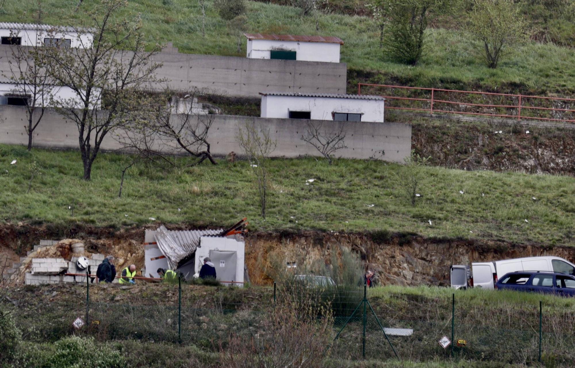 EN IMÁGENES: Un fallecido en una grave explosión en una pirotecnia de Cangas del Narcea