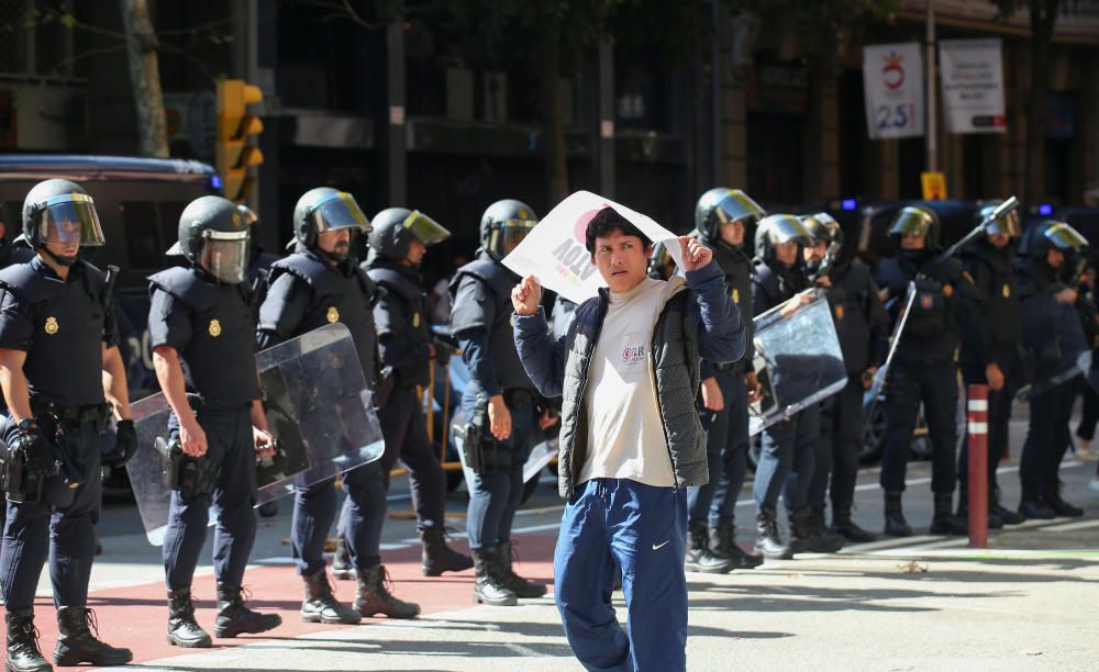 Imatges dels manifestants que han sortit als carrers de Barcelona, ja de tarda.