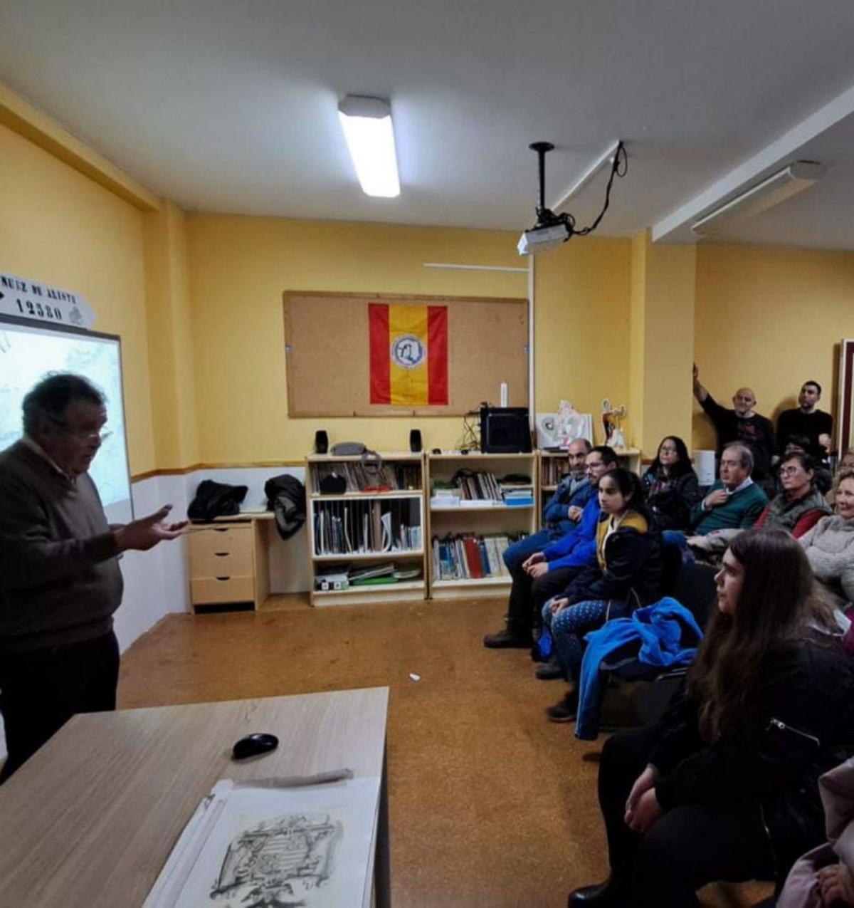 José Ignacio Martín Benito imparte una charla en Nuez. | Ch. S.
