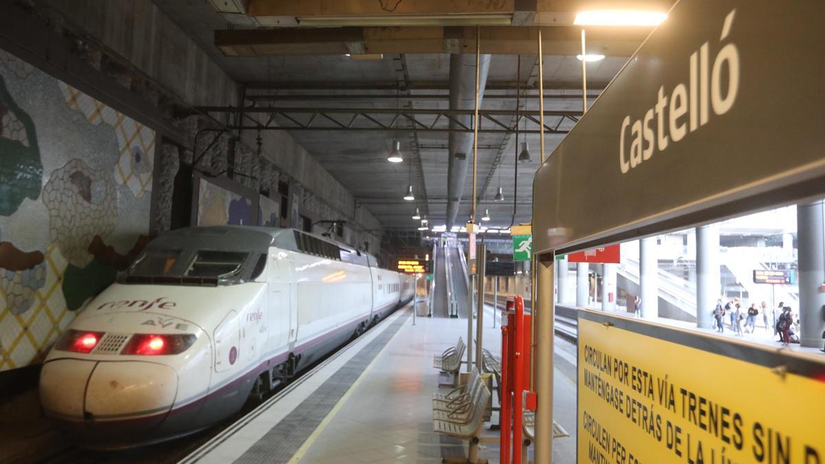 Un tren que presta el servicio de AVE con Madrid desde la capital de la Plana en una imagen de archivo.