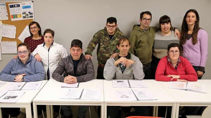 Opositores de Down Vigo, en el aula de formación, con sus profesoras. // Marta G. Brea