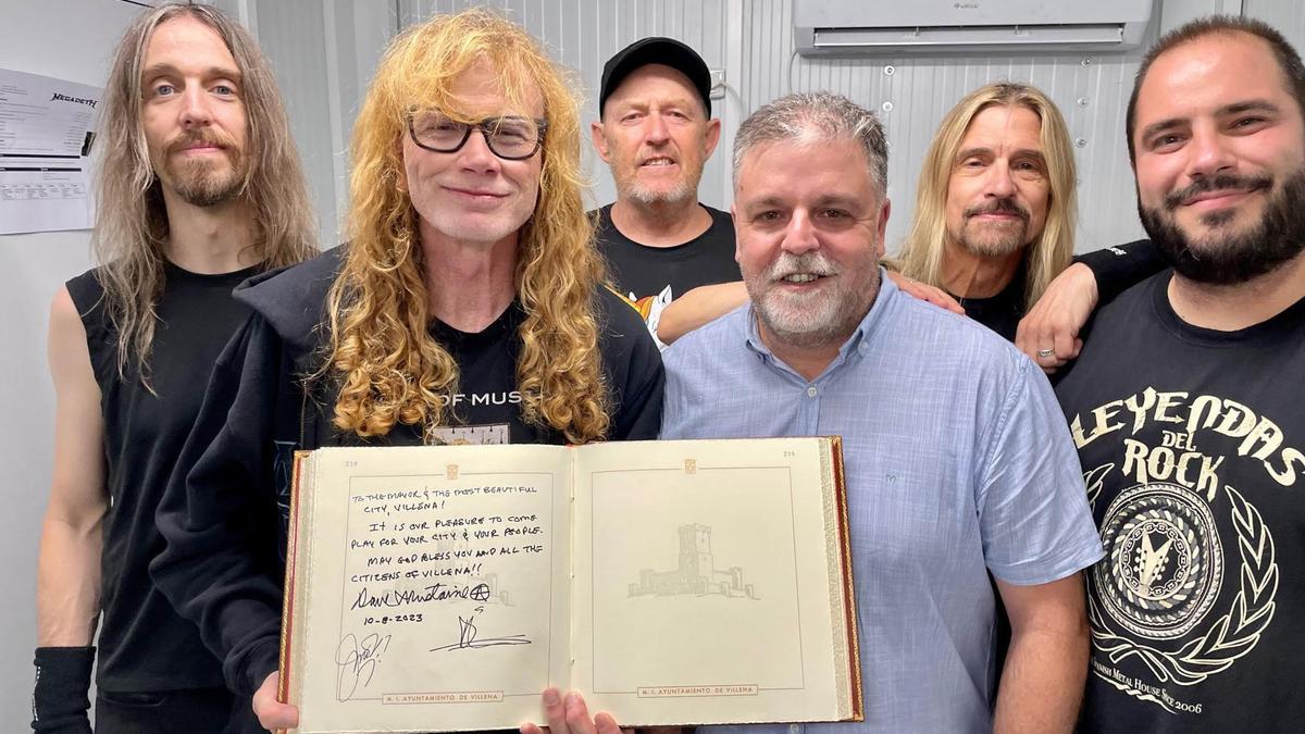 Los miembros de Megadeth encabezados por Dave Mustaine (con gafas), con el alcalde de Villena, Fulgencio Cerdán, y el concejal Javier Martínez