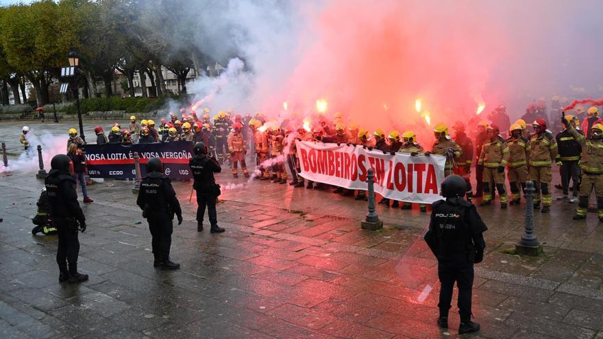 Tensión y forcejeos en la protesta de los bomberos comarcales ante la Diputación de Pontevedra