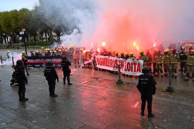 Tensión y forcejeos en la protesta de los bomberos comarcales ante la Diputación de Pontevedra