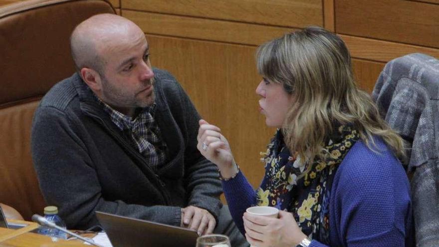 Luís Villares y Carmen Santos, en un pleno del Parlamento. // Xoán Alvarez