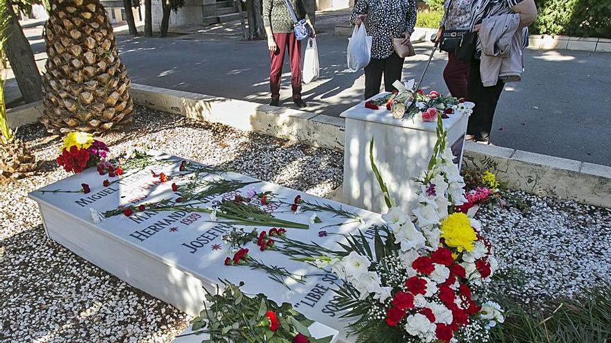 La tumba de Miguel Hernández repleta de flores. | HÉCTOR FUENTES