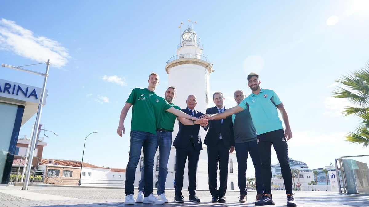 Los máximos representantes del Unicaja y del Málaga CF, delante de La Farola.