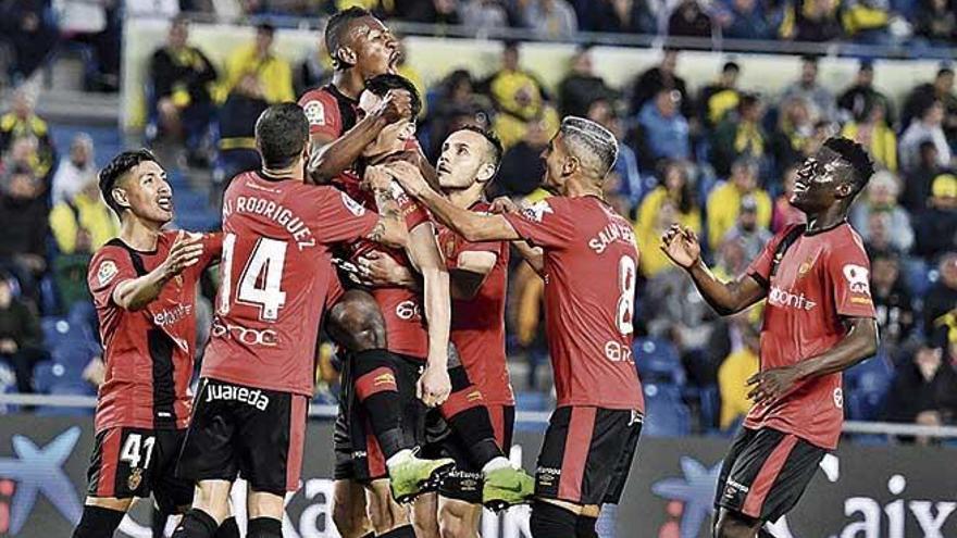 Los jugadores del Mallorca celebran el gol de Budimir al Las Palmas.