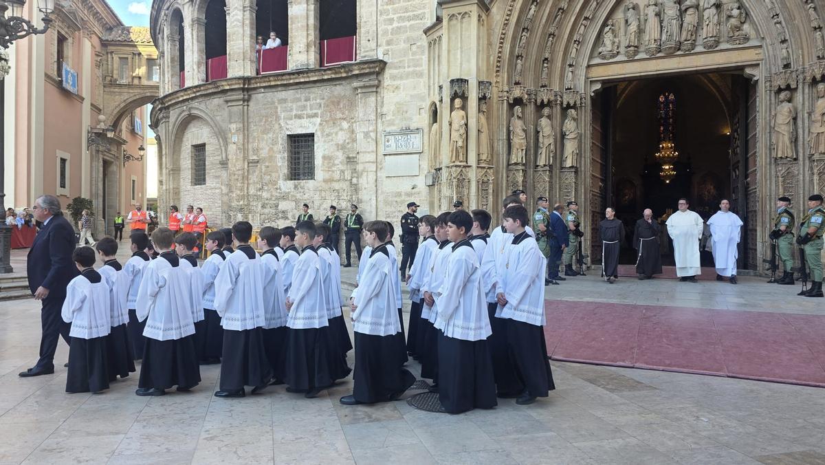 La escolanía preparada para la procesión
