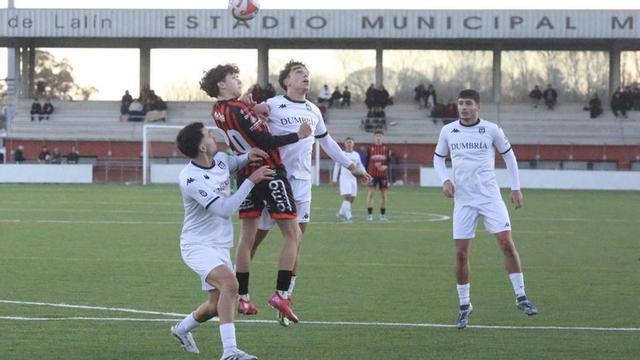 Una acción de partido disputado ayer en el Manuel Anxo Cortizo. | Bernabé/Ángel Abeledo
