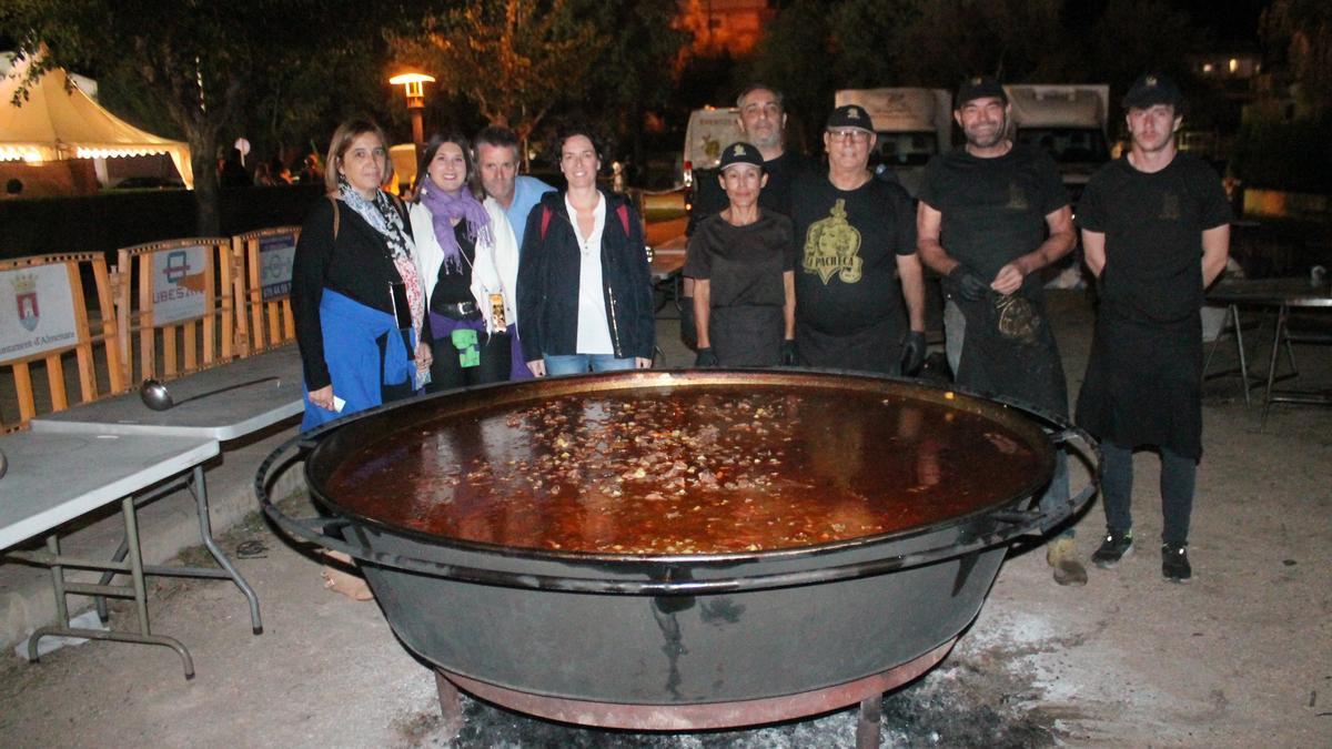 La alcaldesa, Estíbaliz Pérez, y ediles, junto al equipo del chef Becerra.