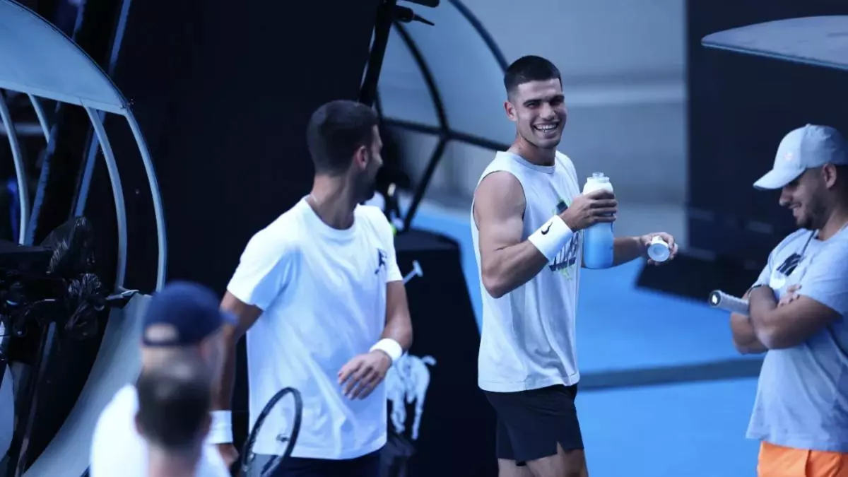 Alcaraz - Djokovic: Horario y d車nde ver por TV hoy el partido de cuartos del Open de Australia 2025